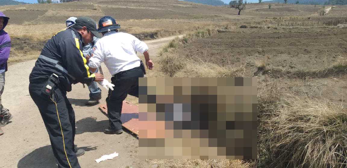 Bomberos trabajan en el lugar donde fue el enfrentamiento de pobladores en Sololá. (Foto Prensa Libre: @BVoluntariosGT).