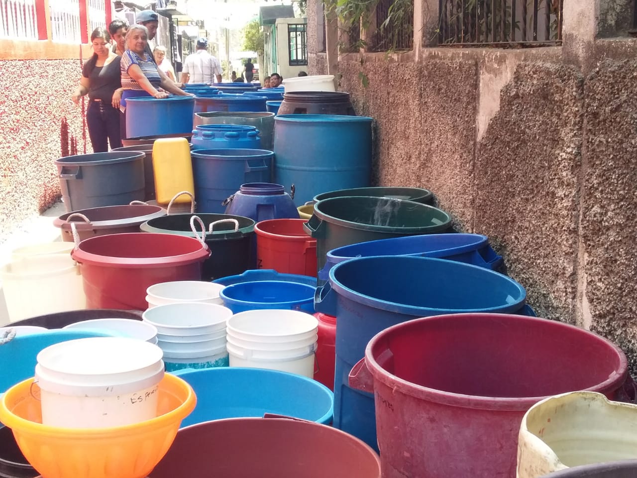 Vecinos de Santa Faz, Chinautla, deben comprar agua todos los días, debido a que no cuentan con el servicio desde hace varias semanas.(Foto Prensa Libre: cortesía)