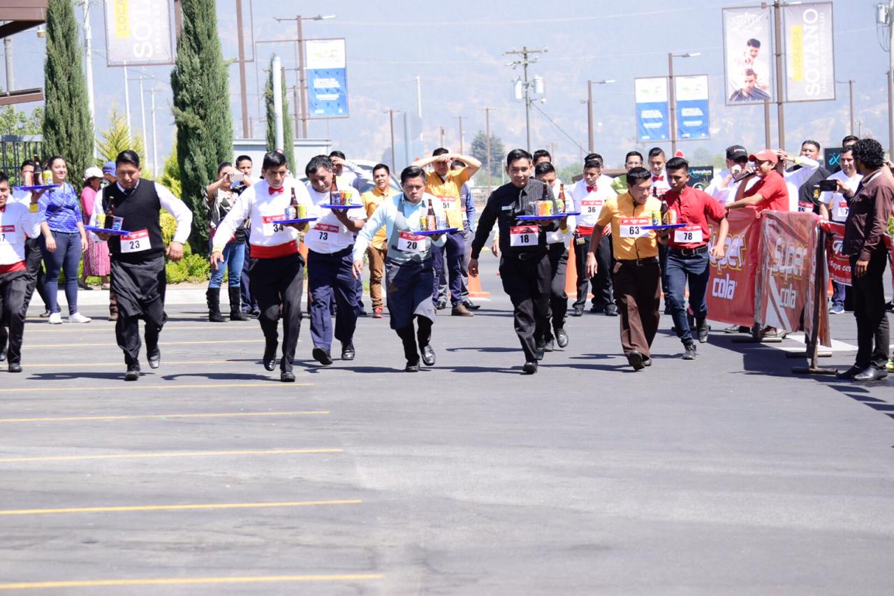 Los competidores debían hacer el recorrido en el menor tiempo posible sin que se cayera ninguno de los artículos que llevaban en la charola. (Foto Prensa Libre: Raúl Juárez)