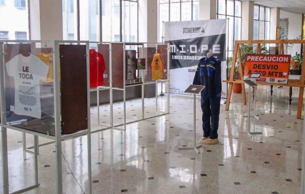 Desde fósforos hasta zapatos: el museo que expone objetos que han regalado los políticos durante la campaña electoral
