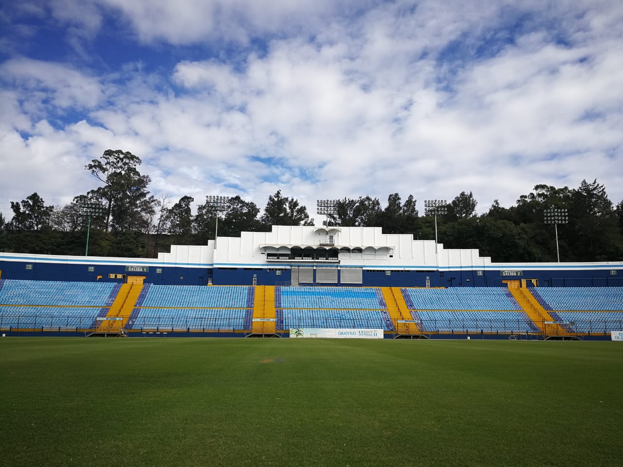 El estadio Doroteo Guamuch Flores se vestirá de gala el 3 de abril para el clásico Comunicaciones vs Municipal. (Foto Prensa Libre: Jorge Ovalle)