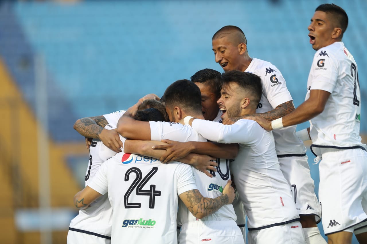 Los cremas golean a Iztapa en la jornada 12 del Clausura 2019. (Foto Prensa Lire: Francisco Sánchez)