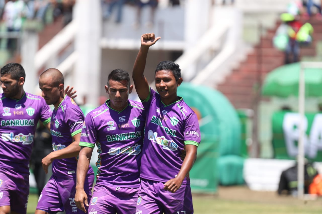 José Ardón abrió el marcador en favor de Antigua GFC. (Foto Prensa Libre: Carlos Vicente)