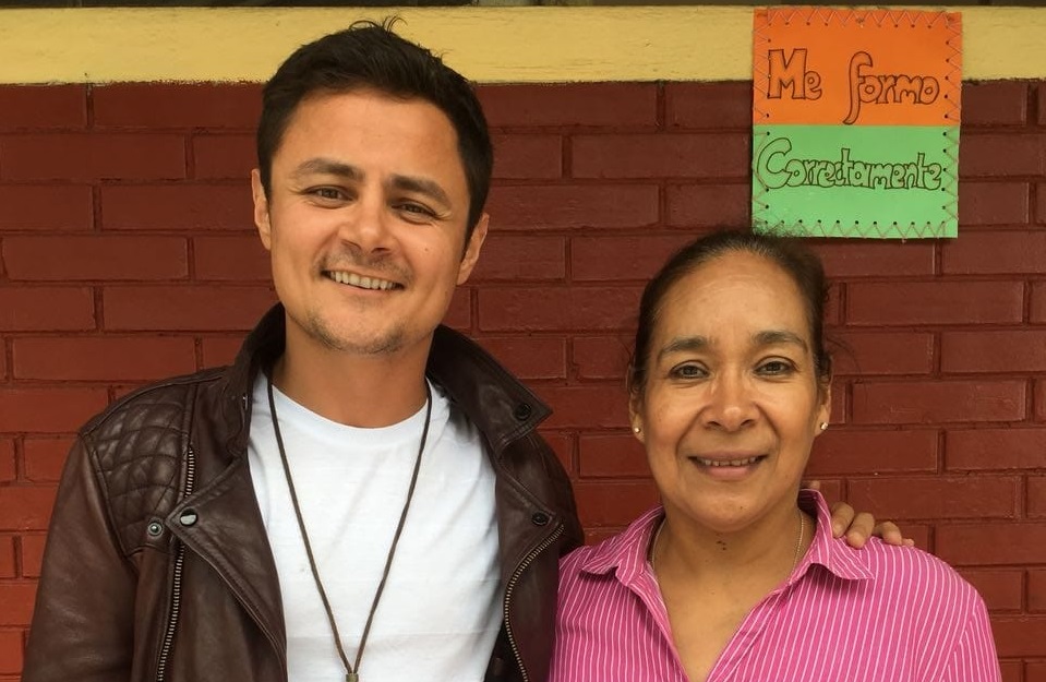 Actor guatemalteco que participó en la serie “Narcos” dona un laboratorio de cómputo a una escuela y lo bautiza con el nombre de su madre
