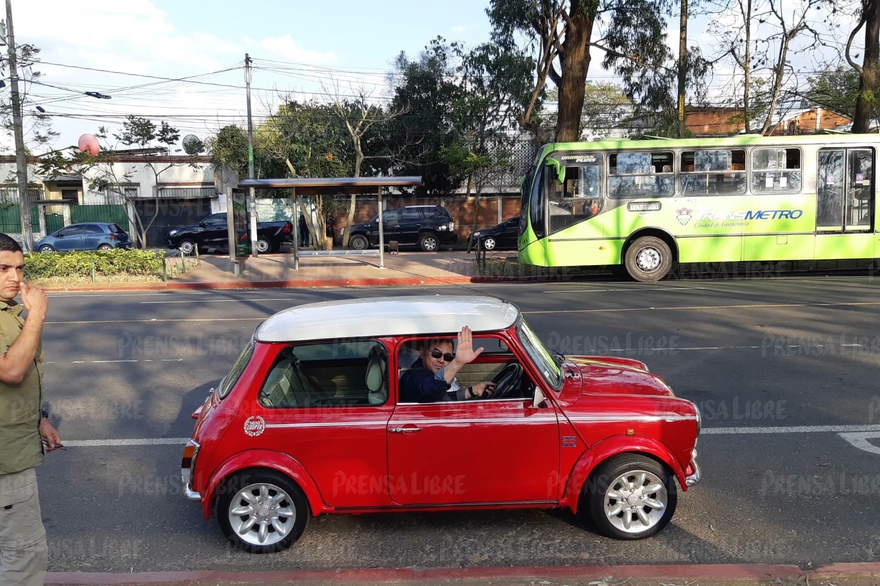 Jimmy Morales saluda mientras se pasea en un Mini Cooper clásico por la zona 2 capitalina. (Foto Prensa Libre: cortesía Gustavo González) 