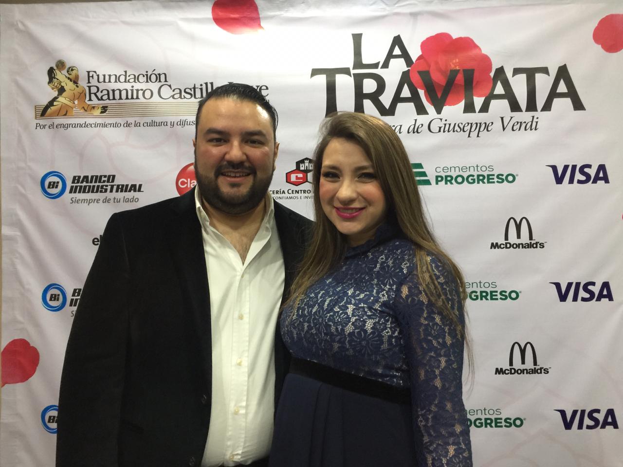 El tenor guatemalteco Mario Chang y la soprano María José Morales invitan al público a asistir a la presentación de "La Traviata". (Foto Prensa Libre: Hemeroteca PL) 