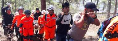 Brigada rescata a piloto Mario Palacios, quien luego de un accidente fue localizado en una montaña de Salamá. (Foto Prensa Libre: Bomberos Voluntarios de Salamá). 

