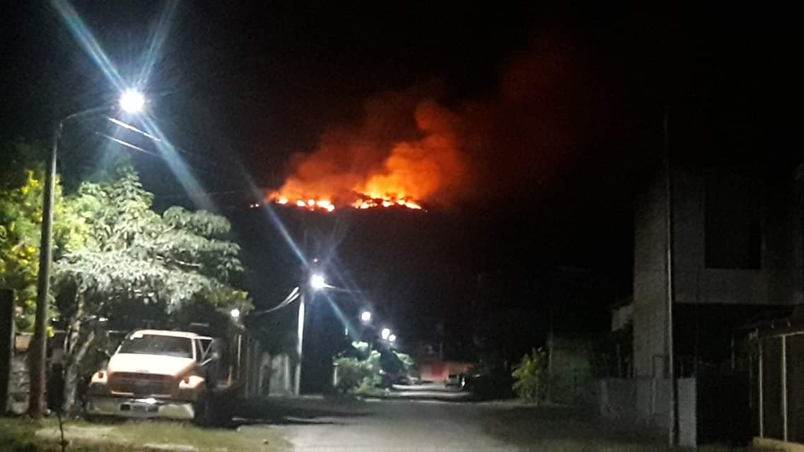 Vecino de Santa Elena, Petén, captan incendio forestal y piden ayuda a las autoridades. (Foto Prensa Libre: Cortesía)