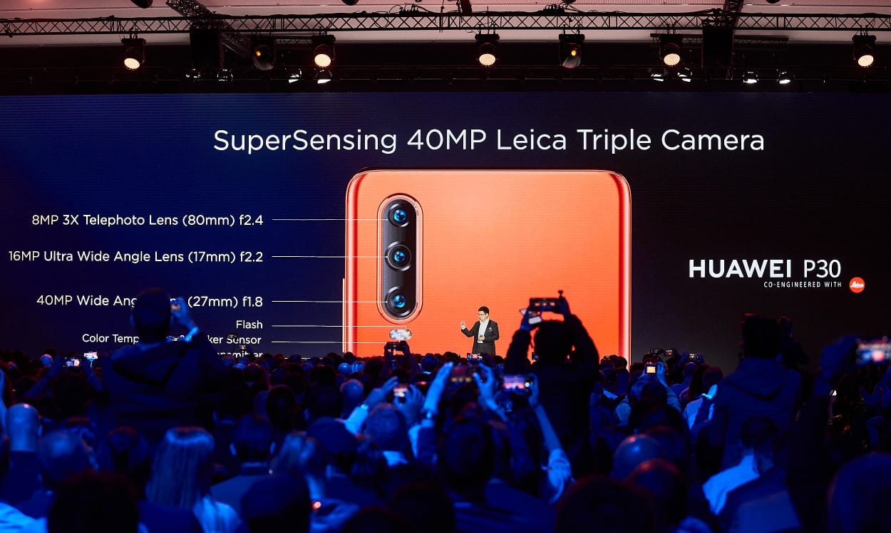 Durante la presentación de la serie P30, en París, se compararon las especificaciones técnicas de la cámara frente a otros modelos. (Foto Prensa Libre: Huawei)