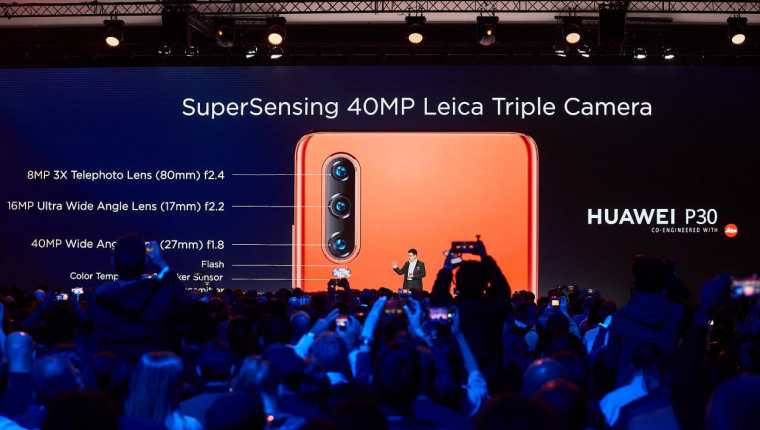 Durante la presentación de la serie P30, en París, se compararon las especificaciones técnicas de la cámara frente a otros modelos. (Foto Prensa Libre: Huawei)