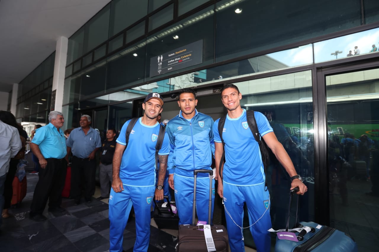 José Contreras, Alejandro Galindo y Carlos Gallardo a su regreso al país después de la victoria de Guatemala contra Nicaragua. (Foto Prensa Libre: Francisco Sánchez) 