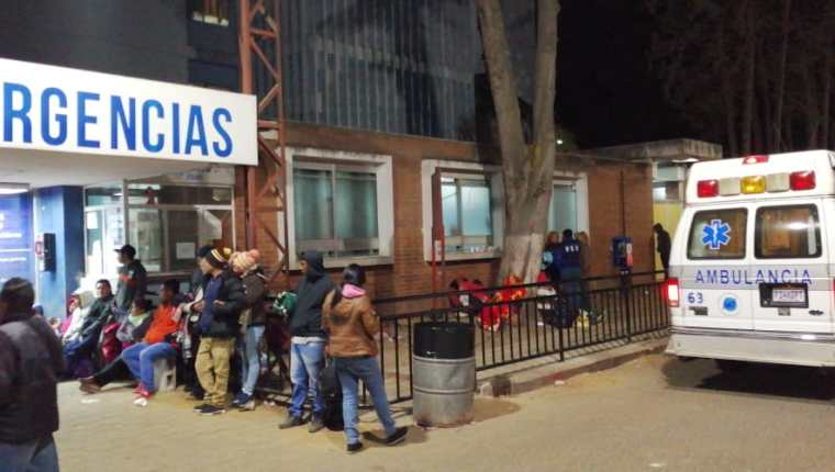 Bomberos Voluntario de Nahualá ingresaron a los heridos al Hospital Regional de Occidente la noche del miércoles. (Foto Prensa Libre: María José Longo)