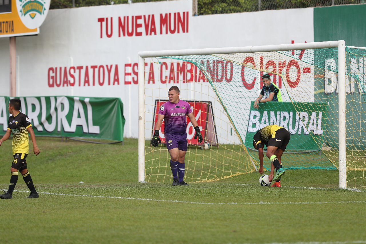 Deportivo Petapa se desplomó en la segunda mitad y concedió seis goles. (Foto Prensa Libre: Edwin Fajardo) 