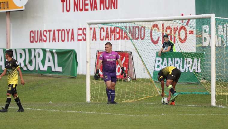 Deportivo Petapa se desplomó en la segunda mitad y concedió seis goles. (Foto Prensa Libre: Edwin Fajardo) 