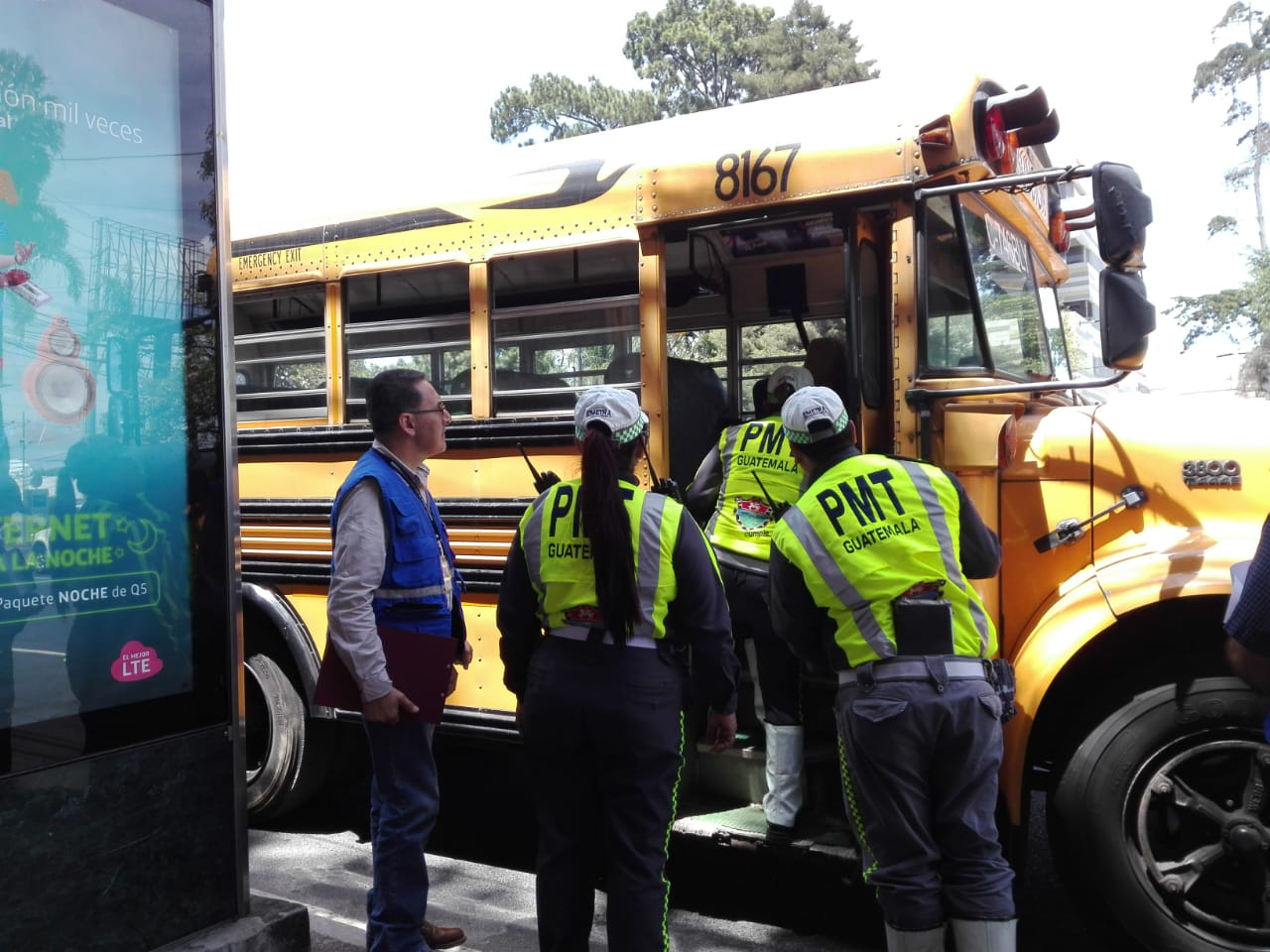 La Policía Municipal de Tránsito de la capital junto a la PDH supervisó buses escolares. (Foto Prensa Libre: cortesía PDH)