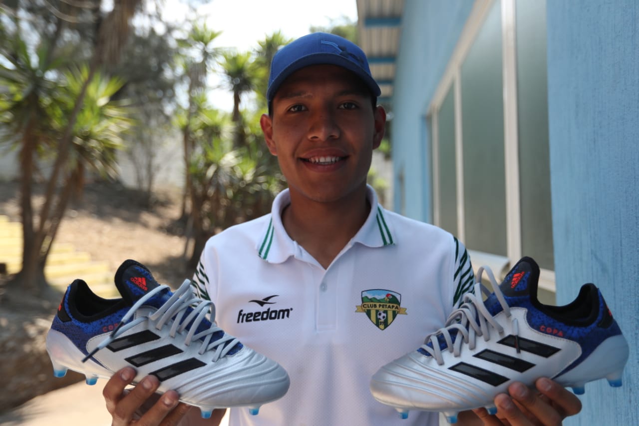 Byron Argueta agradece a José Contreras, quien le regaló un par de zapatos nuevos. (Foto Prensa Libre: Francisco Sánchez) 