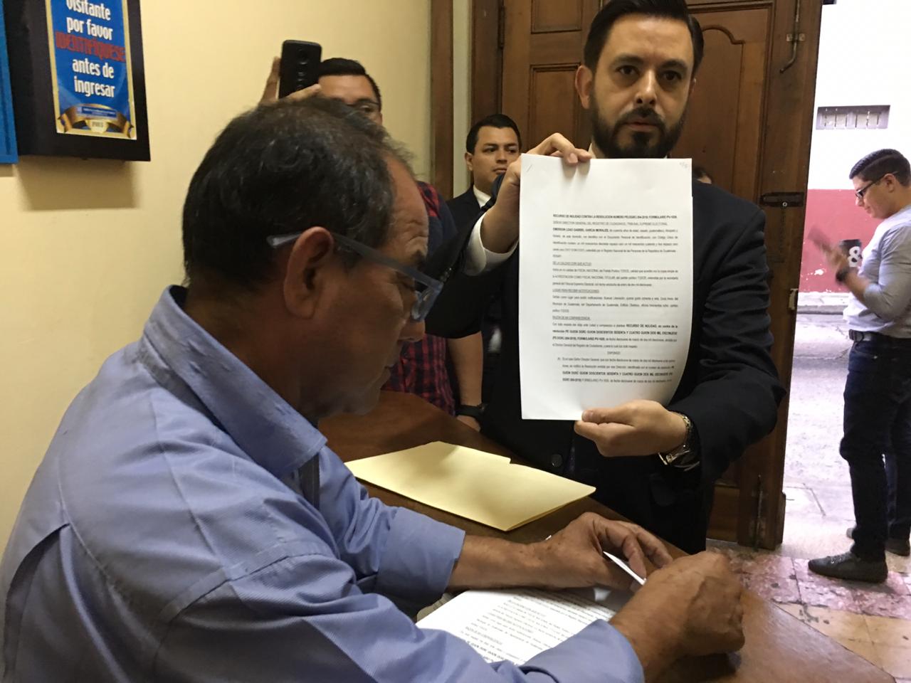 Emerson García, fiscal del partido Todos, al momento de presentar el recurso de impugnación. (Foto Prensa Libre: Hemeroteca PL)