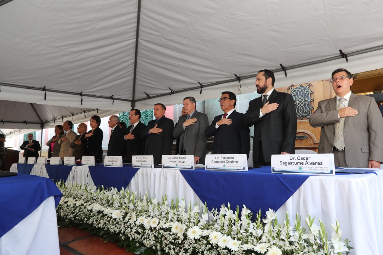 Los secretarios generales de los partidos políticos firmaron un pacto de no agresión. (Foto Prensa Libre: Érick Ávila)