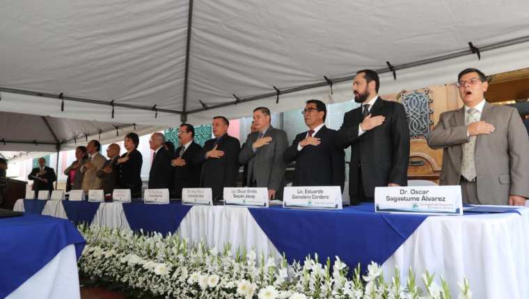 Los secretarios generales de los partidos políticos firmaron un pacto de no agresión. (Foto Prensa Libre: Érick Ávila)