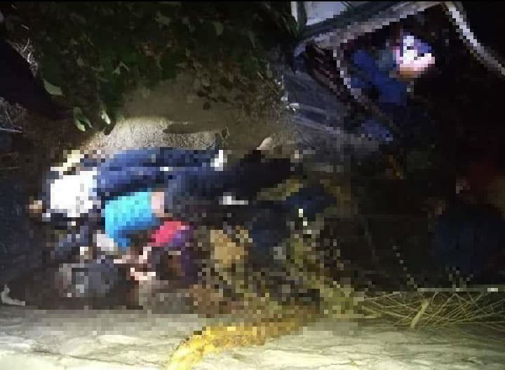 Los cuerpos quedaron unos sobre otros tras el accidente. (Foto Prensa Libre: Cortesía)