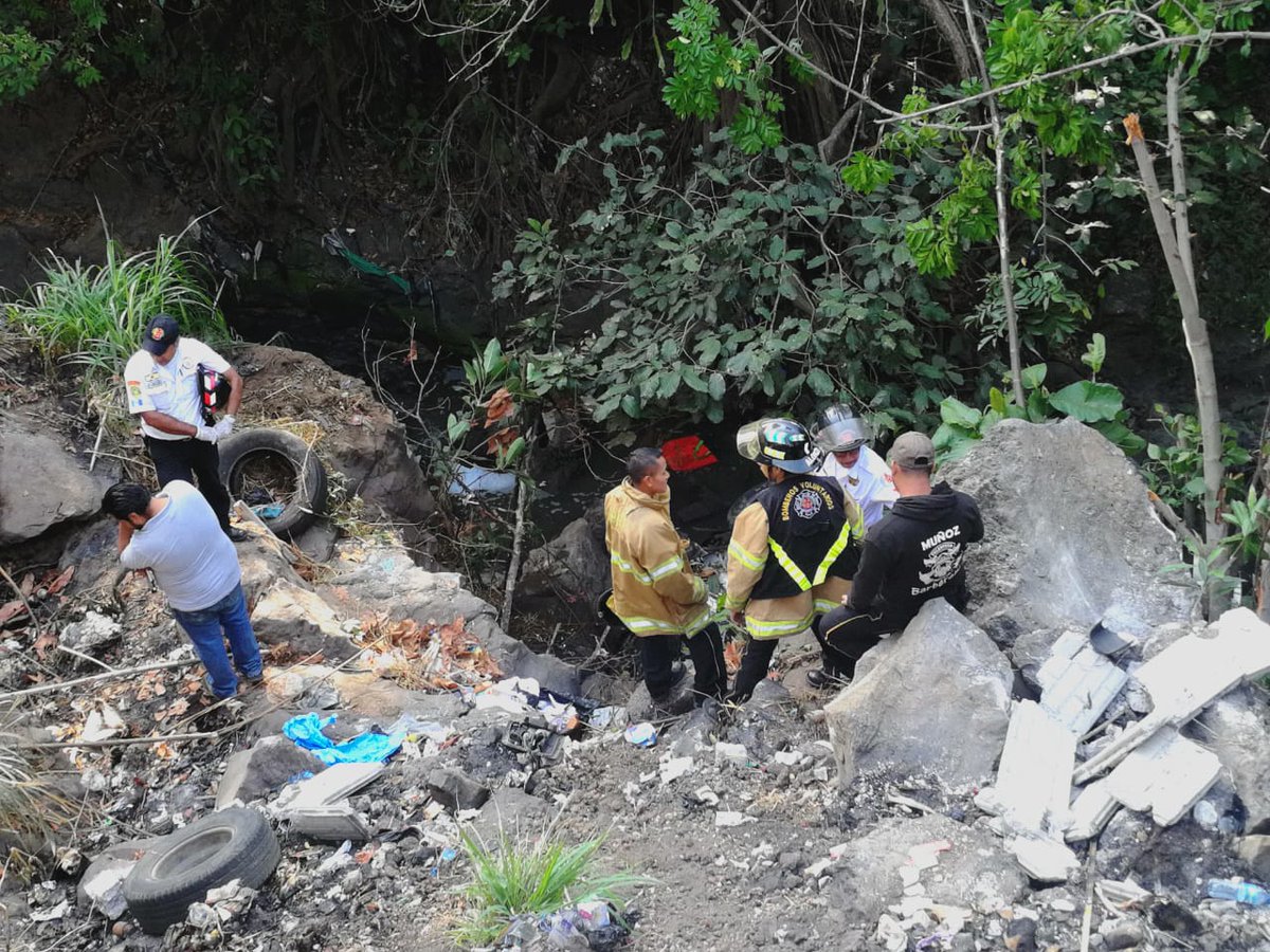 Un vehículo con 10 personas se precipitó en un barranco en el kilómetro 63 de la ruta a El Salvador. Dos personas mueren en el percance. (Foto Prensa Libre: CVB)