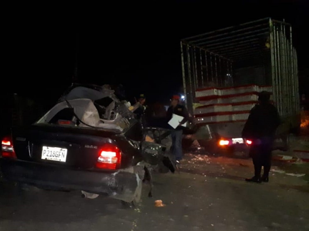 En el percance ocurrido en Quetzaltenango fallecieron tres personas. (Foto Prensa Libre: Bomberos Municipales Departamentales)
