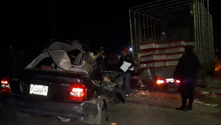 En el percance ocurrido en Quetzaltenango fallecieron tres personas. (Foto Prensa Libre: Bomberos Municipales Departamentales)