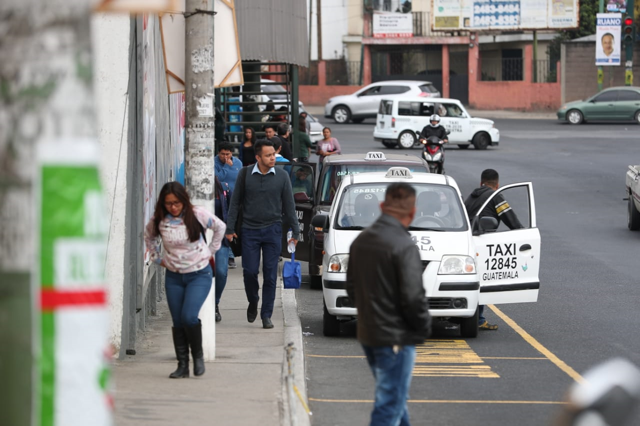 El incidente del jueves último, donde perdieron la vida un taxista, por heridas de arma de fuego, y dos supuestos sicarios que fueron vapuleados, cambió la forma en que se transportan los usuarios del final del bulevar El Naranjo. (Foto Prensa Libre: Hemeroteca PL)