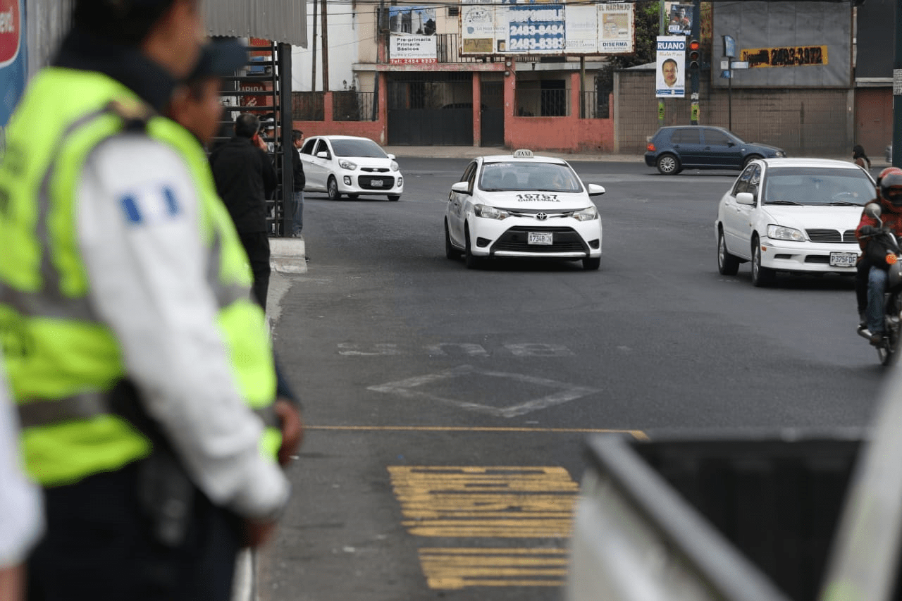 Efectivos de la Policía Municipal vigilan el área donde ocurrió el ataque armado contra un taxista el jueves. (Foto Prensa Libre: Carlos Hernández)