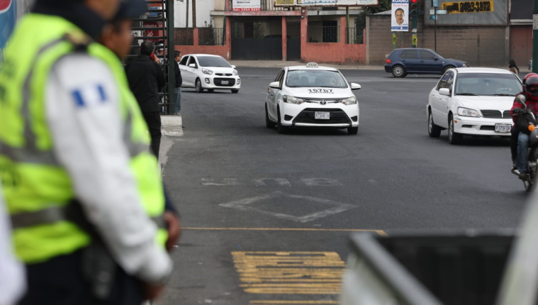 Efectivos de la Policía Municipal vigilan el área donde ocurrió el ataque armado contra un taxista el jueves. (Foto Prensa Libre: Carlos Hernández)
