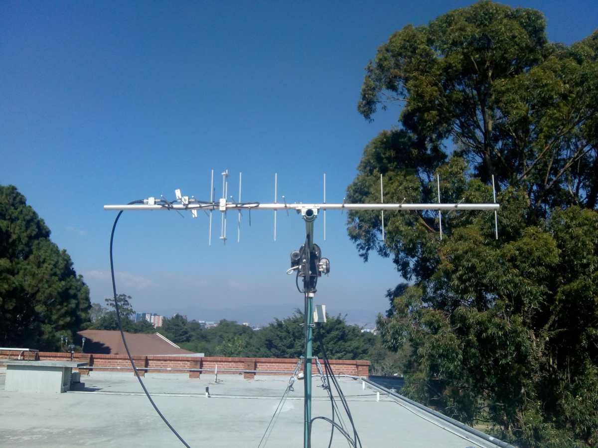 Antena que se encuentra en el techo de UVG y que capta señales satelitales. (Foto Prensa Libre: cortesía Proyecto CubeSat)