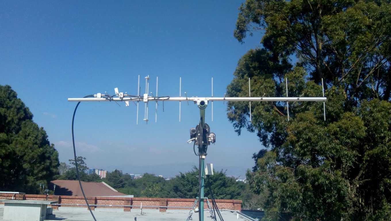 Antena que se encuentra en el techo de UVG y que capta señales satelitales. (Foto Prensa Libre: cortesía Proyecto CubeSat)