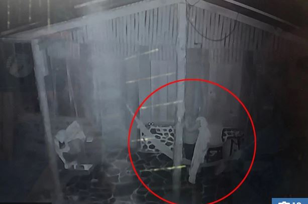 Imágen de uno de los últimos momentos de Shaw captados por una cámara del hotel en que se hospedó, y publicada por The Sun (Tomada de thesun.com.uk)