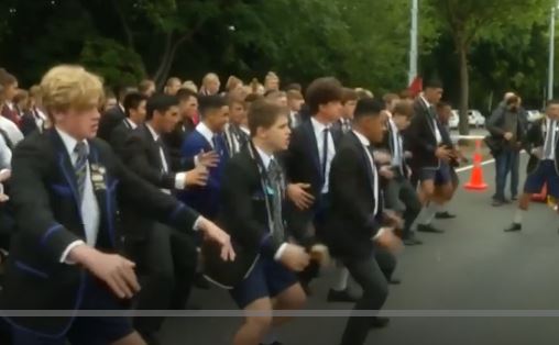 Tiroteos en Nueva Zelanda: el haka, la danza maorí que hicieron estudiantes en homenaje a los víctimas de los ataques