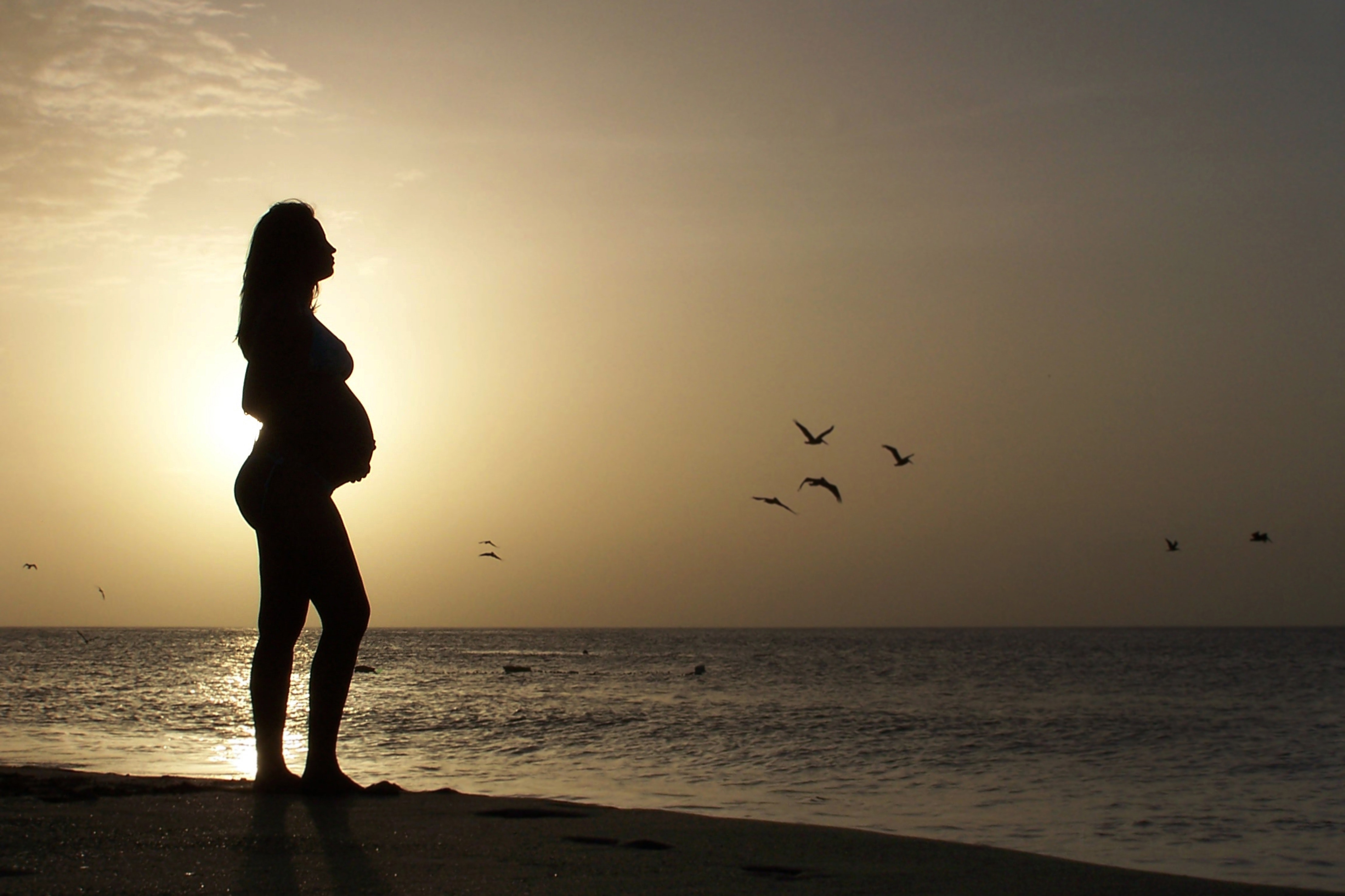 ¿Ya está lista para disfrutar el verano y cuidar su embarazo? (Foto Prensa Libre: Pixabay)