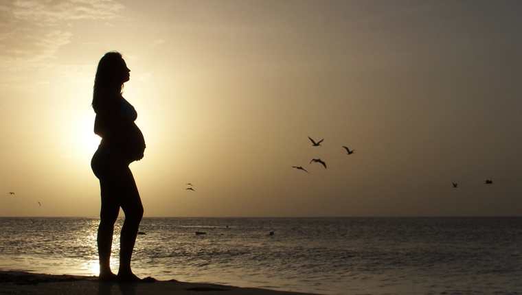 ¿Ya está lista para disfrutar el verano y cuidar su embarazo? (Foto Prensa Libre: Servicios / Pexels).