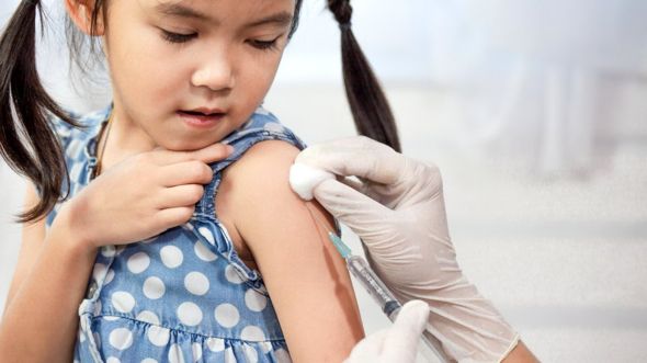 La comunidad médica califica la proliferación de información falsa sobre las vacunas como una amenaza a la salud pública. (Foto Prensa Libre: Getty Images)