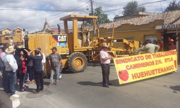 Camineros atravesaron vehículos para impedir el paso en Chiantla. (Foto Prensa Libre: Cortesía)