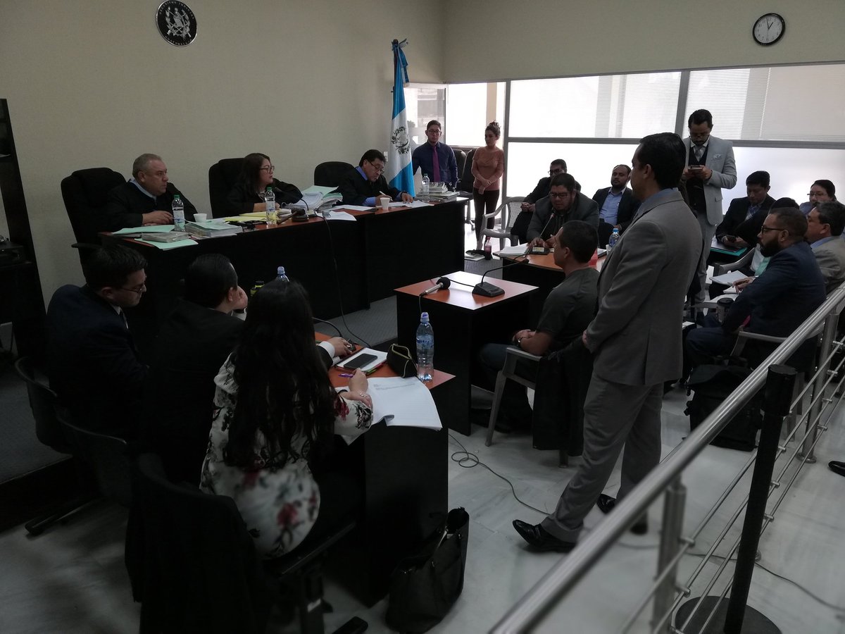 El cajero Julio Leonardo Díaz Mejía declaró como testigo en el caso Botín en el Registro de la Propiedad. (Foto Prensa Libre: Kenneth Monzón)