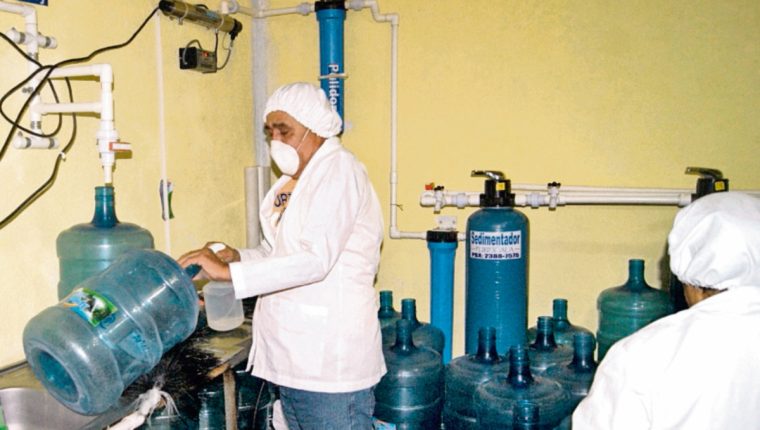 El Ministerio de Salud cuenta con poco personal para inspeccionar a las empresas purificadoras de agua a nivel nacional. (Foto Prensa Libre: Hemeroteca PL)