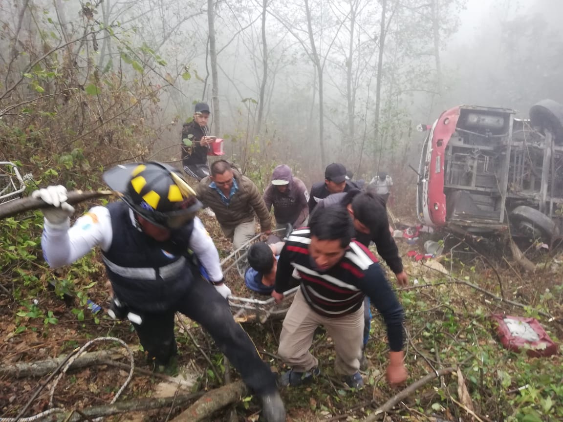 Un bus de los transportes Velásquez cayó en un barranco en el kilómetro 154 de la ruta interamericana. (Foto Prensa Libre: Maynor Toc)