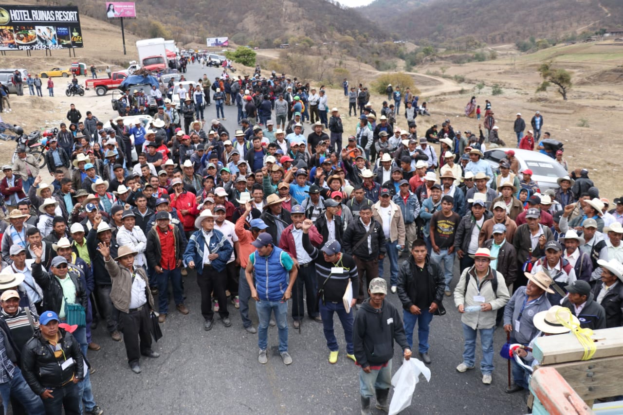 Pobladores bloquean el paso para exigir que construyan carretera. (Foto Prensa Libre: Mike Castillo)