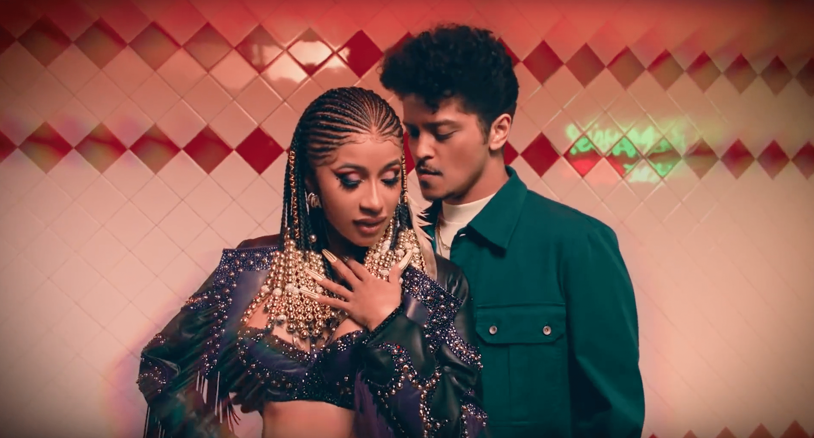 Cardi B y Bruno Mars en su nuevo vídeo dieron mucho de qué hablar esta semana.  (Foto Prensa Libre:  Sony ATV Publishing)