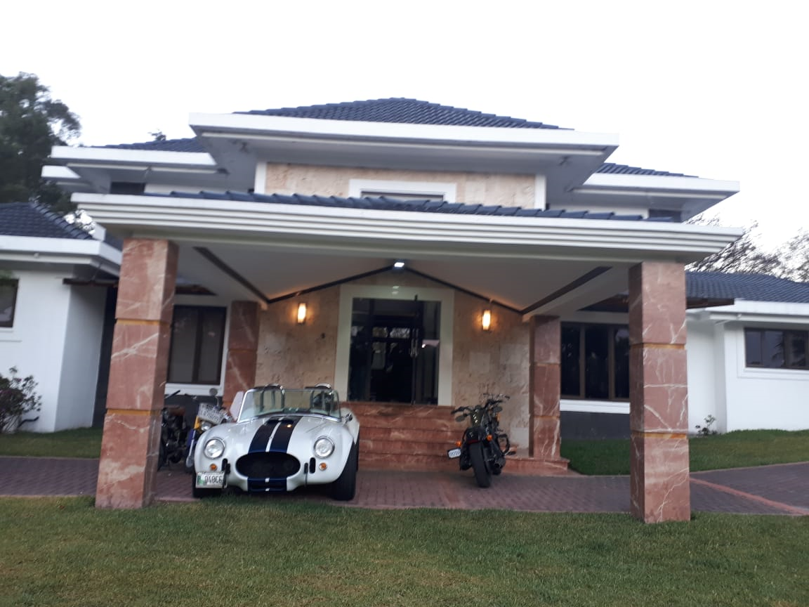 Una de las casas allanadas en residenciales La Arboleda, zona 8 de Mixco. (Foto: Cortesía)