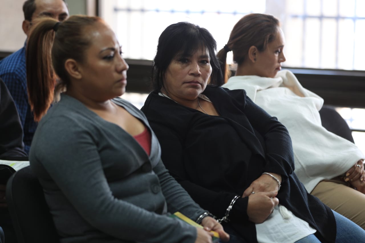 La nicaraguense Marta Luz (centro) está señalada por la Fiscalía de liderar la estructura. (Foto Prensa Libre: Carlos Hernández)