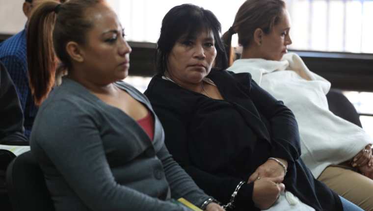 La nicaraguense Marta Luz (centro) está señalada por la Fiscalía de liderar la estructura. (Foto Prensa Libre: Carlos Hernández)