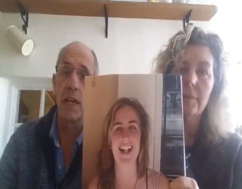 Padres británicos emiten mensaje por las redes para encontrar a su hija  desaparecida en Guatemala.
