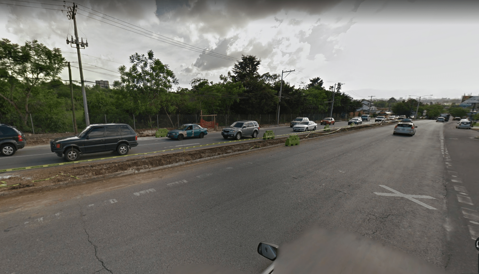 Vecinos aseguran que el sábado por la noche tuvieron dificultad para transitar por el bulevar Rafael Landívar, zona 16. (Foto Prensa Libre: google maps)