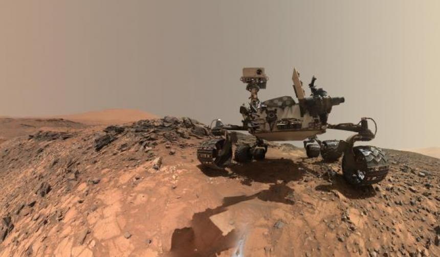 El robor Curiosity rastrea el suelo marciano. (Foto: AFP)