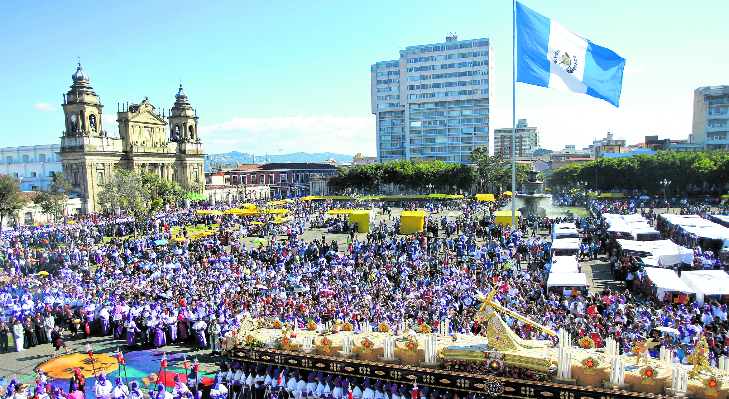 Las hermandades y la comuna lanzarán una aplicación para saber en tiempo real el recorrido de las procesiones. (Foto Prensa Libre: Hemeroteca PL)